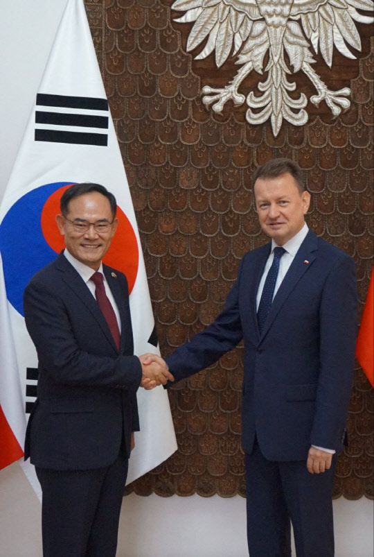임종득 국가안보실 제2차장이 28일(현지시간) 폴란드를 방문, 마리우스 브와쉬착 폴란드 부총리 겸 국방부 장관과 면담에 앞서 기념촬영을 하고 있다. 대통령실 제공